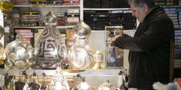 YERUSALEM, Seorang pemilik toko menata lentera menjelang Ramadan di Kota Tua Yerusalem pada 22 Maret 2023. (Xinhua/Chen Junqing)