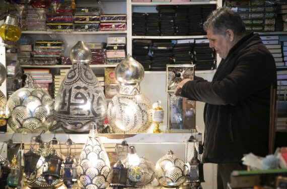 YERUSALEM, Seorang pemilik toko menata lentera menjelang Ramadan di Kota Tua Yerusalem pada 22 Maret 2023. (Xinhua/Chen Junqing)