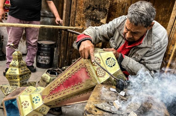 KAIRO, Seorang pria membuat lentera Ramadan di bengkel kerja miliknya di Kairo, Mesir, pada 21 Maret 2023. Di Mesir, lentera logam dan kaca tradisional yang berwarna-warni selalu menjadi salah satu barang yang paling banyak dicari menjelang Ramadan. Namun, pada tahun ini, pasar lentera yang dilanda inflasi tetap lesu. (Xinhua/Ahmed Gomaa)