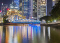 SINGAPURA, Foto ini memperlihatkan sejumlah gedung pencakar langit di distrik finansial yang diterangi dengan cahaya biru untuk memperingati Hari Air Sedunia di Singapura pada 22 Maret 2023. (Xinhua/Then Chih Wey)
