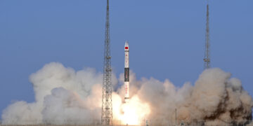 JIUQUAN, Satelit milik konstelasi meteorologi Tianmu-1 diluncurkan menggunakan roket pengangkut Kuaizhou-1A dari Pusat Peluncuran Satelit Jiuquan di China barat laut pada 22 Maret 2023. China berhasil mengirim empat satelit meteorologi ke luar angkasa dari Pusat Peluncuran Satelit Jiuquan pada Rabu (22/3). Satelit-satelit milik konstelasi meteorologi Tianmu-1 tersebut diluncurkan menggunakan roket pengangkut Kuaizhou-1A pada pukul 17.09 Waktu Beijing (16.09 WIB) dan berhasil memasuki orbit yang direncanakan. (Xinhua/Wang Jiangbo)