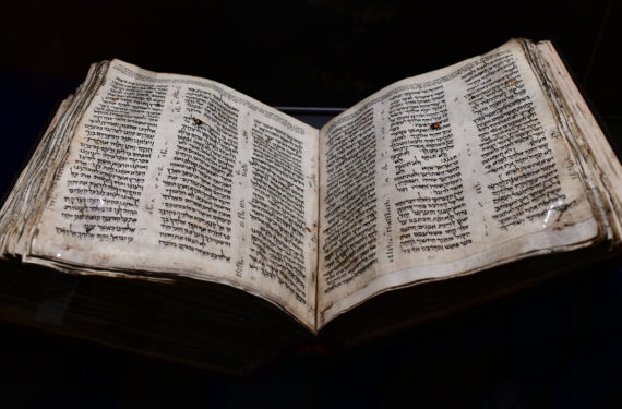 TEL AVIV, Codex Sassoon terlihat di ANU Museum of the Jewish People di Tel Aviv, Israel, pada 22 Maret 2023. Codex Sassoon, manuskrip Alkitab Ibrani tertua dan terlengkap, dipamerkan untuk pertama kalinya di Israel pada Kamis (23/3), demikian dilansir The Times of Israel. (Xinhua/JINI/Tomer Neuberg)