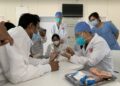PHNOM PENH, Seorang pakar pengobatan tradisional China (traditional Chinese medicine/TCM) menunjukkan teknik-teknik akupunktur kepada sejumlah tenaga medis Kamboja di Phnom Penh, Kamboja, pada 23 Maret 2023. Sebuah seminar yang berlangsung selama tiga pekan tentang akupunktur dan pijat penyembuhan Tuina yang disampaikan oleh para pakar TCM untuk tenaga medis Kamboja ditutup pada Jumat (24/3). (Xinhua/Van Pov)