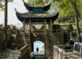 CHONGQING, Orang-orang mengunjungi tempat wisata Kota Diaoyu yang terletak di Distrik Hechuan, Chongqing, China barat daya, pada 20 Maret 2023. Diaoyu secara harfiah berarti memancing. Dan Kota Diaoyu, sebuah benteng kuno di Chongqing, China barat daya, dibangun pada akhir Dinasti Song Selatan (1127-1279). Dalam beberapa tahun terakhir, otoritas setempat telah meningkatkan infrastruktur, mengadakan pameran, serta menambahkan berbagai konten kunjungan lainnya di tempat wisata itu, sehingga wisatawan dapat melihat situs penggalian arkeologis dan merasakan budaya arkeologis saat mengunjunginya. (Xinhua/Liu Chan)