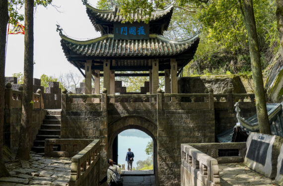 CHONGQING, Orang-orang mengunjungi tempat wisata Kota Diaoyu yang terletak di Distrik Hechuan, Chongqing, China barat daya, pada 20 Maret 2023. Diaoyu secara harfiah berarti memancing. Dan Kota Diaoyu, sebuah benteng kuno di Chongqing, China barat daya, dibangun pada akhir Dinasti Song Selatan (1127-1279). Dalam beberapa tahun terakhir, otoritas setempat telah meningkatkan infrastruktur, mengadakan pameran, serta menambahkan berbagai konten kunjungan lainnya di tempat wisata itu, sehingga wisatawan dapat melihat situs penggalian arkeologis dan merasakan budaya arkeologis saat mengunjunginya. (Xinhua/Liu Chan)