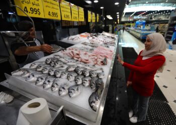 BEIRUT, Seorang wanita membeli ikan di sebuah pasar swalayan di Beirut, Lebanon, pada 20 Maret 2023. (Xinhua/Bilal Jawich)