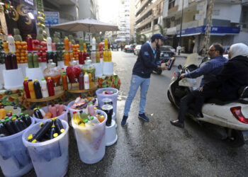 BEIRUT, Seorang penjual jus mempromosikan produk-produknya di Beirut, Lebanon, pada 26 Maret 2023. (Xinhua/Bilal Jawich)