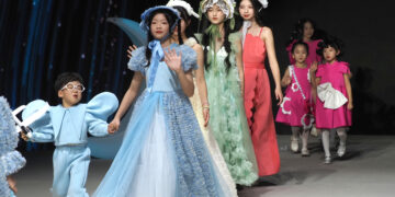 SHANGHAI, Para model cilik memperagakan sejumlah kreasi busana karya desainer Chen Xiangfei dalam ajang Shanghai Fashion Week di Shanghai, China timur, pada 26 Maret 2023. (Xinhua/Ren Long)
