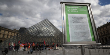 PARIS, Pemberitahuan penangguhan layanan terlihat saat aksi blokade di pintu masuk Museum Louvre di Paris, Prancis, pada 27 Maret 2023, yang digelar untuk memprotes reformasi pensiun pemerintah. (Xinhua/Gao Jing)