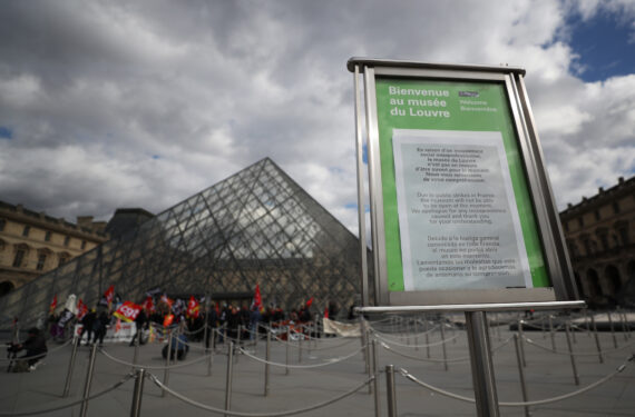 PARIS, Pemberitahuan penangguhan layanan terlihat saat aksi blokade di pintu masuk Museum Louvre di Paris, Prancis, pada 27 Maret 2023, yang digelar untuk memprotes reformasi pensiun pemerintah. (Xinhua/Gao Jing)