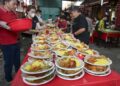 JAKARTA, Orang-orang menyiapkan makanan iftar atau makanan berbuka puasa saat bulan suci Ramadan di Wihara Dharma Bakti di kawasan Petak Sembilan, Glodok, Jakarta Barat, pada 28 Maret 2023. (Xinhua/Zulkarnain)