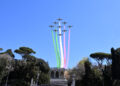 ROMA, Skuad aerobatik Frecce Tricolori Italia unjuk kemampuan dalam perayaan seratus tahun berdirinya Angkatan Udara Italia di Roma, Italia, pada 28 Maret 2023. (Xinhua/Alberto Lingria)