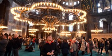 ISTANBUL, Para wisatawan mengunjungi Hagia Sophia di Istanbul, Turkiye, pada 11 Maret 2023. Jumlah wisatawan asing yang mengunjungi Turkiye melonjak menjadi sekitar 4 juta orang dalam dua bulan pertama 2023, naik 37,31 persen secara tahunan (year on year), menurut Kementerian Kebudayaan dan Pariwisata Turkiye. (Xinhua/Shadati)