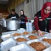 TRIPOLI, Para sukarelawan di sebuah badan amal setempat menyiapkan makanan berbuka puasa gratis untuk dibagikan selama bulan suci Ramadan di Tripoli, Lebanon utara, pada 27 Maret 2023. (Xinhua/Khaled Habashiti)