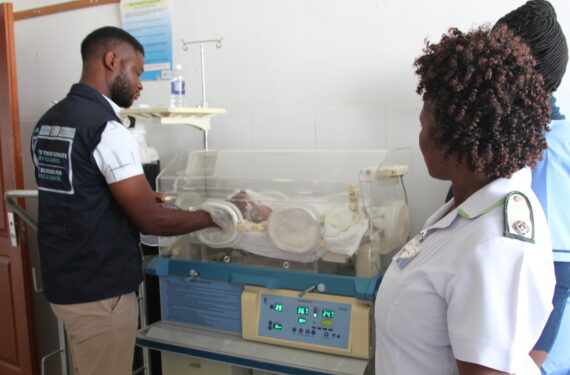 MAHUSEKWA, Petugas Medis Distrik Marondera Delight Madoro (kiri) memeriksa seorang bayi baru lahir di sebuah inkubator di Rumah Sakit Mahusekwa di Mahusekwa, Provinsi Mashonaland Timur, Zimbabwe, pada 24 Maret 2023. (Xinhua/Zhang Baoping)