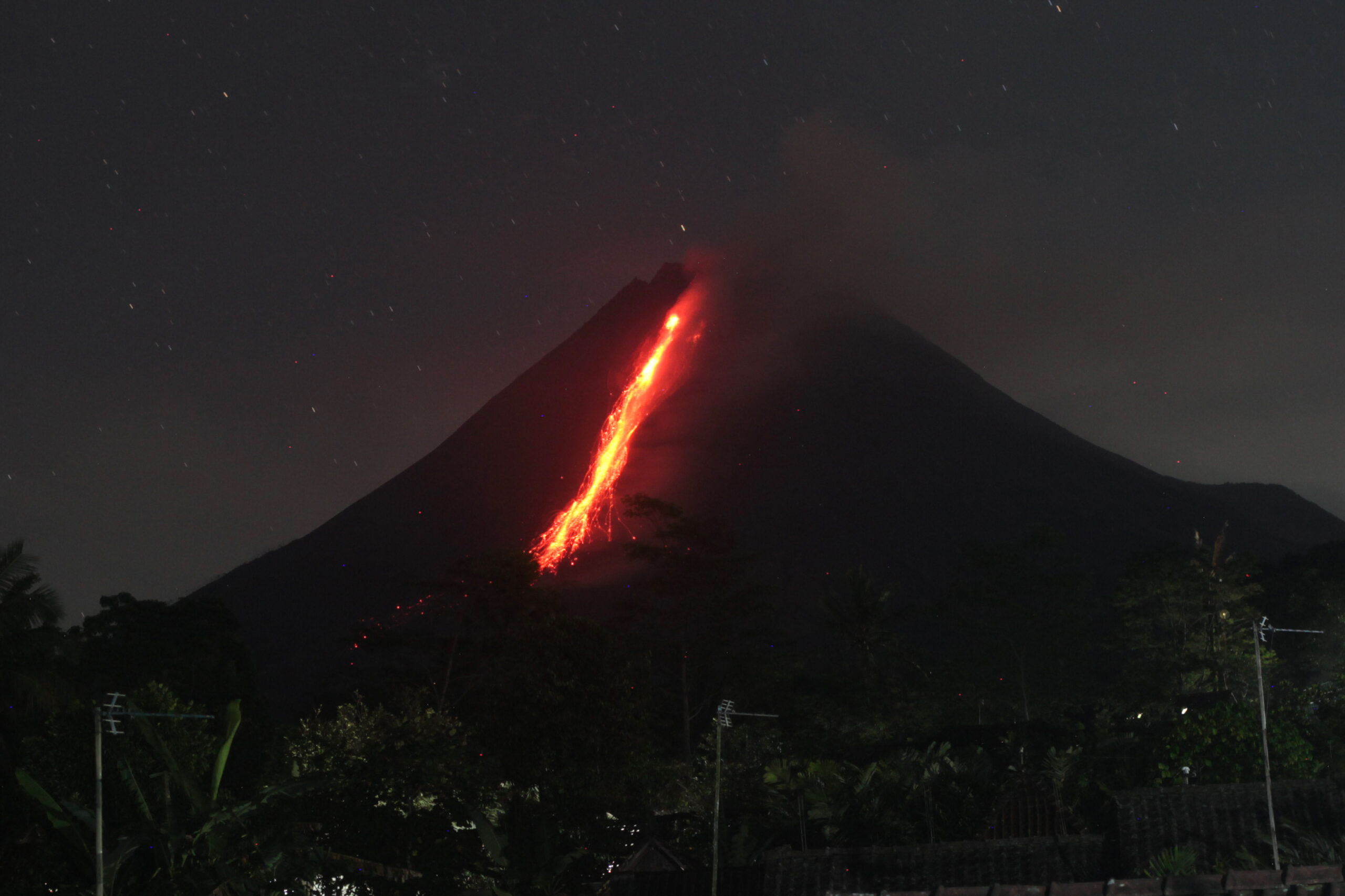 YOGYAKARTA, Gunung Merapi yang memuntahkan material vulkanis terlihat dari Desa Tunggul Arum di Kabupaten Sleman, Yogyakarta, pada 29 Maret 2023. (Xinhua/Priyo Utomo)