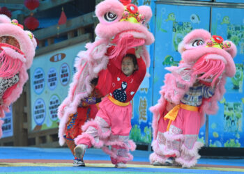 WUZHOU, Anak-anak berlatih tari barongsai di sebuah taman kanak-kanak di wilayah Tengxian di Wuzhou, Daerah Otonom Etnis Zhuang Guangxi, China selatan, pada 28 Maret 2023. Tari Barongsai Tengxian, yang terdaftar sebagai warisan budaya takbenda nasional China, merupakan perpaduan antara seni bela diri, tarian, musik, dan akrobatik. Dalam beberapa tahun terakhir, wilayah Tengxian aktif mengintegrasikan tari barongsai dengan mata pelajaran lainnya di taman kanak-kanak dan sekolah, dengan tujuan untuk mewariskan bentuk seni tradisional ini kepada generasi muda. (Xinhua/Huang Xiaobang)