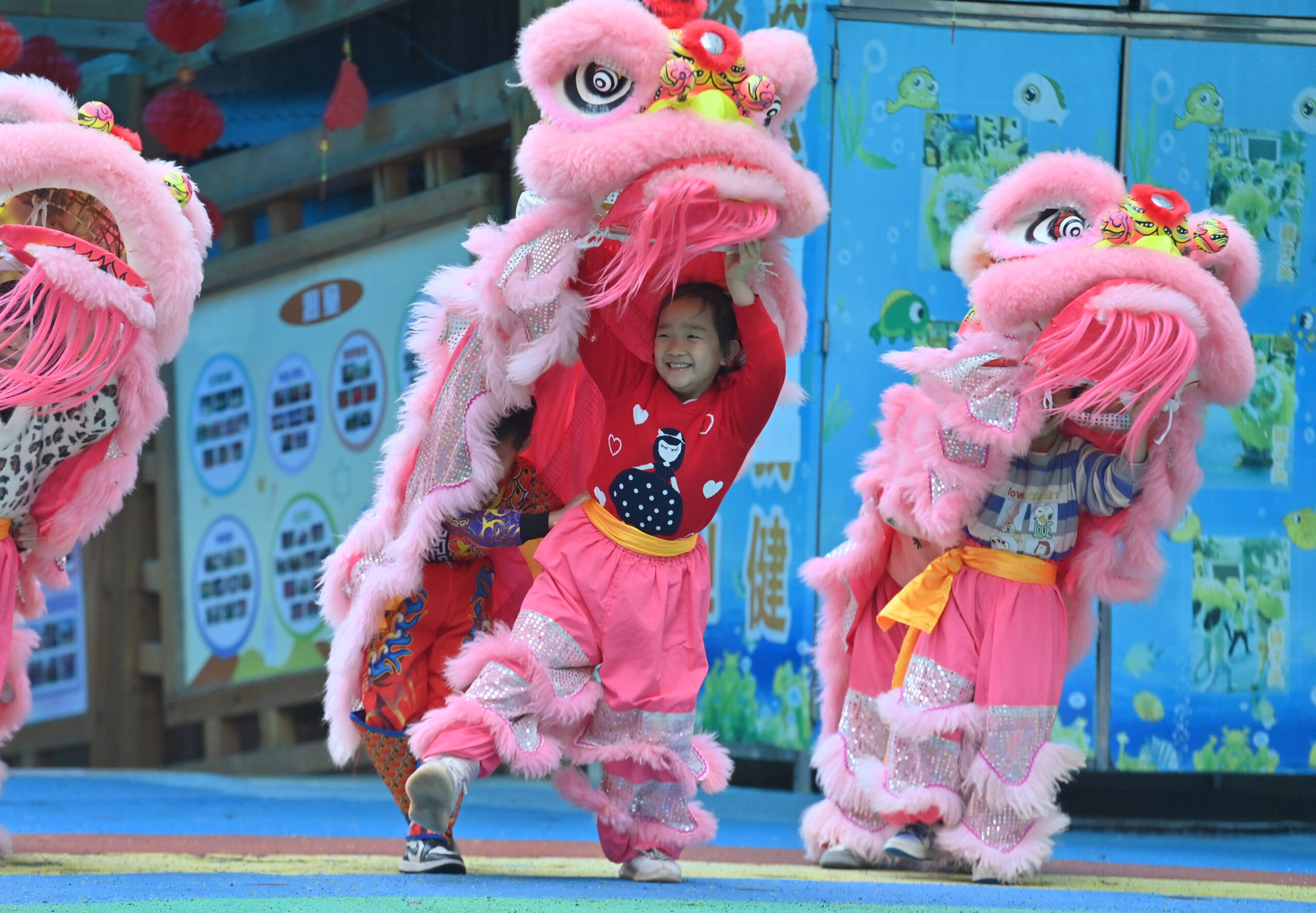 WUZHOU, Anak-anak berlatih tari barongsai di sebuah taman kanak-kanak di wilayah Tengxian di Wuzhou, Daerah Otonom Etnis Zhuang Guangxi, China selatan, pada 28 Maret 2023. Tari Barongsai Tengxian, yang terdaftar sebagai warisan budaya takbenda nasional China, merupakan perpaduan antara seni bela diri, tarian, musik, dan akrobatik. Dalam beberapa tahun terakhir, wilayah Tengxian aktif mengintegrasikan tari barongsai dengan mata pelajaran lainnya di taman kanak-kanak dan sekolah, dengan tujuan untuk mewariskan bentuk seni tradisional ini kepada generasi muda. (Xinhua/Huang Xiaobang)