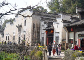 SHANGRAO, China, 4 Maret, 2023 (Xinhua) -- Orang-orang mengunjungi objek wisata Huangling di wilayah Wuyuan, Provinsi Jiangxi, China timur, pada 2 Maret 2023. Pemandangan musim semi di Wuyuan menarik banyak pengunjung seiring dengan meningkatnya suhu. (Xinhua/Wan Xiang)