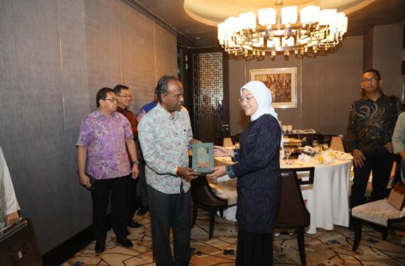 Menaker Ida Fauziyah bertemu Menteri Sumber Manusia Malaysia di Kuala Lumpur pada  Sabtu (18/3/2023). /ist