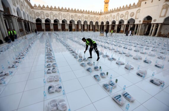 KAIRO, Para sukarelawan menyiapkan hidangan iftar atau berbuka puasa saat bulan suci Ramadan di Masjid Al-Azhar di Kairo, Mesir, pada 31 Maret 2023. (Xinhua/Ahmed Gomaa)