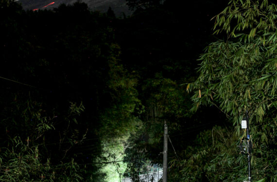 SLEMAN, Foto eksposur panjang ini menunjukkan Gunung Merapi yang memuntahkan material vulkanis sebagaimana terlihat dari Desa Purwobinangun di Kabupaten Sleman, Daerah Istimewa Yogyakarta, pada 31 Maret 2023. (Xinhua/Priyo Utomo)