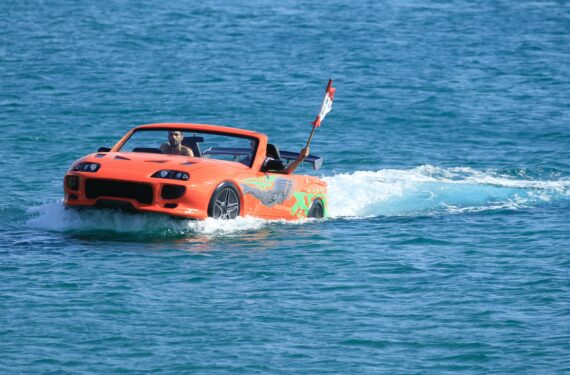 BEIRUT, Sebuah kapal berbentuk mobil berlayar di perairan dekat Pelabuhan Jiyyeh, Kegubernuran Gunung Lebanon, Lebanon, pada 2 Mei 2023. (Xinhua/Ali Hashisho)