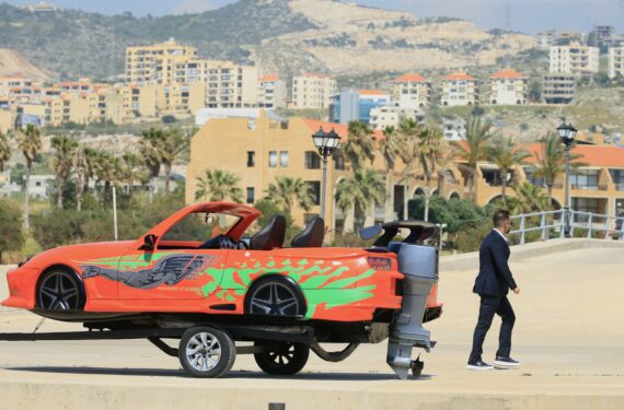 BEIRUT, Sebuah kapal berbentuk mobil terlihat di Pelabuhan Jiyyeh, Kegubernuran Gunung Lebanon, Lebanon, pada 2 Mei 2023. (Xinhua/Ali Hashisho)
