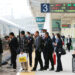 DINGXI, Sejumlah penumpang naik ke dalam kereta di Stasiun Kereta Utara Dingxi di Kota Dingxi, Provinsi Gansu, China barat laut, pada 3 Mei 2023. China bersiap untuk puncak arus balik seiring semakin banyak pelancong berangkat dan kembali bekerja setelah libur Hari Buruh selama lima hari berakhir pada Rabu (3/5). (Xinhua/Wang Kexian)