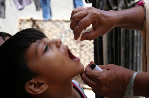 KARACHI, Seorang tenaga kesehatan memberikan satu dosis vaksin polio kepada seorang anak dalam kampanye vaksinasi antipolio di kota pelabuhan Karachi, Pakistan selatan, pada 15 Mei 2023. Kampanye vaksinasi antipolio subnasional dimulai pada Senin (15/5) di distrik-distrik terpilih dari semua provinsi di Pakistan, dengan tujuan untuk memvaksinasi sekitar 23 juta anak di seluruh negeri, kata Kementerian Layanan, Peraturan, dan Koordinasi Kesehatan Nasional Pakistan. (Xinhua/Str)