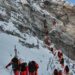 XIGAZE, Anggota tim ekspedisi China mendaki "anak tangga kedua" di ketinggian 8.600 meter di Gunung Qomolangma pada 23 Mei 2023. Tim ilmuwan China meluncurkan ekspedisi ilmiah baru ke Gunung Qomolangma, dengan 13 anggota tim berhasil mencapai puncak tertinggi di dunia itu di ketinggian 8.848,86 meter pada Selasa (23/5). (Xinhua/Lhagba)