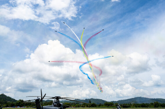 LANGKAWI, Tim aerobatik "1 Agustus" dari Angkatan Udara Tentara Pembebasan Rakyat (People's Liberation Army/PLA) China unjuk gigi dalam Pameran Maritim dan Dirgantara Internasional Langkawi ke-16 (Langkawi International Maritime and Aerospace/LIMA 2023) di Langkawi, Malaysia, pada 25 Mei 2023. (Xinhua/Zhu Wei)