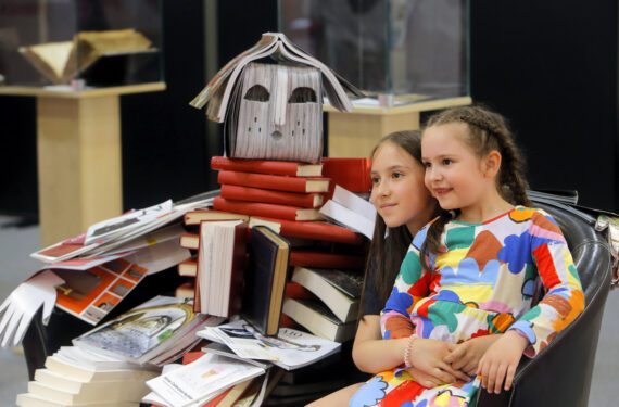 BUCHAREST, Anak-anak berpose untuk difoto dalam pameran buku internasional Bookfest yang digelar di Bucharest, Rumania, pada 26 Mei 2023. Lebih dari 200 peserta pameran dari Rumania maupun mancanegara berpartisipasi dalam ajang tersebut, menyajikan lebih dari satu juta buku. (Xinhua/Cristian Cristel)