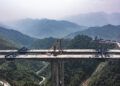 JINSHA, Foto dari udara yang diabadikan pada 27 Mei 2023 ini menunjukkan lokasi konstruksi jembatan besar Qingchi di wilayah Jinsha, Kota Bijie, Provinsi Guizhou, China barat daya. Jembatan tersebut merupakan proyek utama di sepanjang jalan bebas hambatan Guiyang-Jinsha-Gulin. Konstruksi jembatan itu sejauh ini berjalan lancar. (Xinhua/Tao Liang)