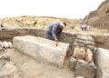 KAIRO, Seorang staf bekerja di situs arkeologi di nekropolis Saqqara, sebelah selatan Kairo, ibu kota Mesir, pada 27 Mei 2023. Mesir pada Sabtu (27/5) mengumumkan penemuan dua bengkel kerja mumifikasi untuk jasad manusia dan hewan beserta dua makam dan sekumpulan artefak di nekropolis Saqqara, sebelah selatan Kairo, ibu kota Mesir. (Xinhua/Ahmed Gomaa)
