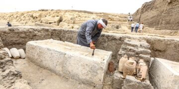 KAIRO, Seorang staf bekerja di situs arkeologi di nekropolis Saqqara, sebelah selatan Kairo, ibu kota Mesir, pada 27 Mei 2023. Mesir pada Sabtu (27/5) mengumumkan penemuan dua bengkel kerja mumifikasi untuk jasad manusia dan hewan beserta dua makam dan sekumpulan artefak di nekropolis Saqqara, sebelah selatan Kairo, ibu kota Mesir. (Xinhua/Ahmed Gomaa)