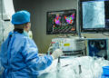 GUIYANG, Seorang dokter di departemen kardiologi memberikan perawatan kepada pasien dengan bantuan teknik pemodelan tiga dimensi (3D) di Rumah Sakit Rakyat Provinsi Guizhou di Guiyang, ibu kota Provinsi Guizhou, China barat daya, pada 25 Mei 2023. (Xinhua/Tao Liang)