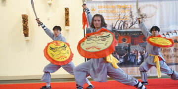 ORANGE COUNTY, Sekelompok praktisi Kung Fu Shaolin mendemonstrasikan jurus bela diri pada Hari Kebudayaan Shaolin 2023 di Museum Bowers di Orange County, California, Amerika Serikat (AS), pada 28 Mei 2023. Pertunjukan mengagumkan yang menampilkan teknik rumit, gambaran mengesankan, serta jurus secepat kilat dari Kung Fu Shaolin China memukau ratusan penonton di Museum Bowers di California Selatan, AS, pada Minggu (28/5). (Xinhua/Zeng Hui)