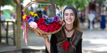 WAXAHACHIE, Seorang gadis yang mengenakan kostum abad ke-16 menjual bunga di ajang Scarborough Renaissance Festival di Waxahachie, yang terletak di pinggiran Dallas, Texas, Amerika Serikat (AS), pada 29 Mei 2023. (Xinhua/Dan Tian)