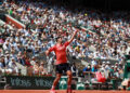 PARIS, Petenis Serbia Novak Djokovic melakukan servis pada pertandingan babak pertama tunggal putra melawan Aleksandar Kovacevic dari Amerika Serikat dalam turnamen French Open di Roland Garros di Paris, Prancis, pada 29 Mei 2023. (Xinhua/Gao Jing)