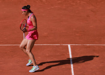 PARIS, Petenis Prancis Caroline Garcia bereaksi pada pertandingan babak pertama tunggal putri melawan Wang Xiyu dari China dalam turnamen French Open di Roland Garros di Paris, Prancis, pada 29 Mei 2023. (Xinhua/Gao Jing)