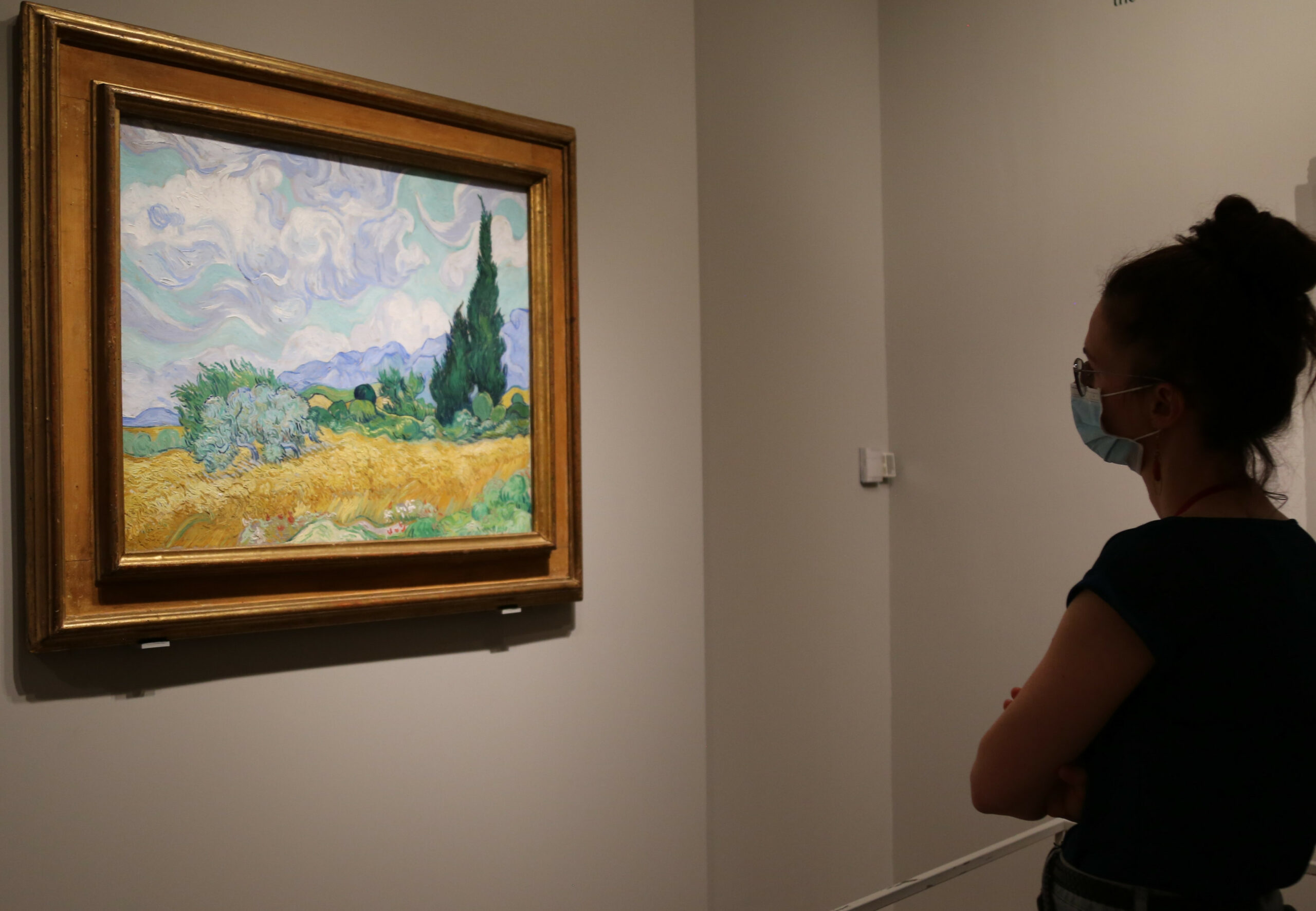 NEW YORK CITY, Seorang pengunjung mengamati sebuah karya Van Gogh dalam pameran yang berlangsung di Metropolitan Museum of Art di New York, Amerika Serikat, pada 29 Mei 2023. (Xinhua/Liu Yanan)