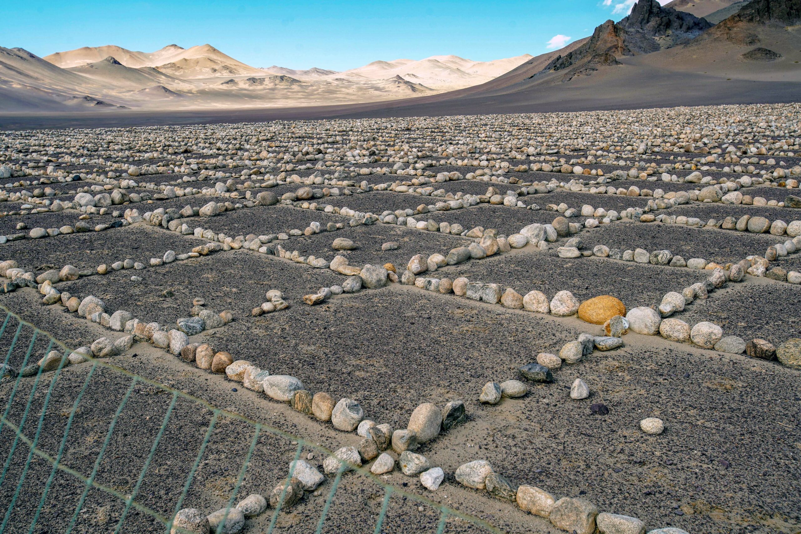 NGARI, Foto yang diabadikan pada 28 Mei 2023 ini memperlihatkan matriks batu di sepanjang jalan bebas hambatan di Zhaxigang, wilayah Gar di Prefektur Ngari, Daerah Otonom Tibet, China barat daya. Kisi-kisi batu, yang dibangun oleh penduduk desa setempat selama tiga tahun, berperan dalam melindungi padang rumput musim dingin dari kerusakan akibat angin dan pasir, menurut Sonam Cering, Wakil Ketua Zhaxigang. (Xinhua/Shao Zedong)