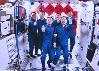 BEIJING, Gambar tangkapan layar yang diabadikan di Pusat Kendali Antariksa Beijing (Beijing Aerospace Control Center) pada 30 Mei 2023 ini menunjukkan kru Shenzhou-15 dan Shenzhou-16 berfoto bersama di dalam modul inti Tianhe, stasiun luar angkasa milik China. Tiga astronaut di pesawat antariksa China Shenzhou-16 memasuki stasiun luar angkasa negara itu dan bertemu dengan tiga astronot lainnya pada Selasa (30/5), memulai putaran baru serah terima awak di orbit. (Xinhua/Li Jie)