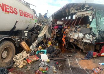 WILAYAH TENGAH, Foto yang diabadikan pada 30 Mei 2023 ini memperlihatkan lokasi tabrakan antara sebuah bus dengan truk tangki bahan bakar di Wilayah Tengah, Ghana selatan. Sedikitnya 16 orang tewas dalam tabrakan antara bus dan truk tangki bahan bakar yang terjadi pada Selasa (30/5) pagi waktu setempat, menurut konfirmasi pihak berwenang. (Xinhua)