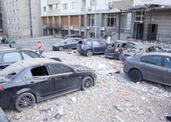 KIEV, Foto yang diabadikan pada 30 Mei 2023 ini memperlihatkan mobil-mobil yang rusak di lokasi serangan drone di Kiev, Ukraina. Ukraina mengatakan sedikitnya satu orang tewas dan 13 orang terluka di Kiev dan di daerah terdekat akibat serangan drone Rusia pada Selasa (30/5) malam waktu setempat. (Xinhua/Roman Petushkov)