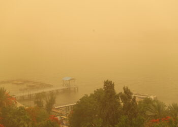 KAIRO, Foto yang diabadikan pada 1 Juni 2023 ini menunjukkan Sungai Nil yang diselimuti oleh pasir dan debu saat badai pasir di Kairo, Mesir. Badai pasir dahsyat melanda Kairo, ibu kota Mesir, pada Kamis (1/6) sore waktu setempat. (Xinhua/Sui Xiankai)