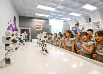 TIANJIN, Anak-anak menyaksikan tarian yang dilakukan oleh sejumlah robot di museum ilmu pengetahuan dan teknologi di Tianjin, China utara, pada 1 Juni 2023. Hari Anak Internasional diperingati pada 1 Juni. Berbagai acara pun diadakan di seluruh China. (Xinhua/Sun Fanyue)