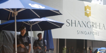 SINGAPURA, Polisi bersiaga di dekat lokasi penyelenggaraan Dialog Shangri-La ke-20 di Hotel Shangri-La Singapura pada 2 Juni 2023. Berlangsung pada 2-4 Juni, dialog tersebut berfokus pada mengidentifikasi tantangan dan menjajaki solusi keamanan di seluruh kawasan Asia-Pasifik. (Xinhua/Then Chih Wey)