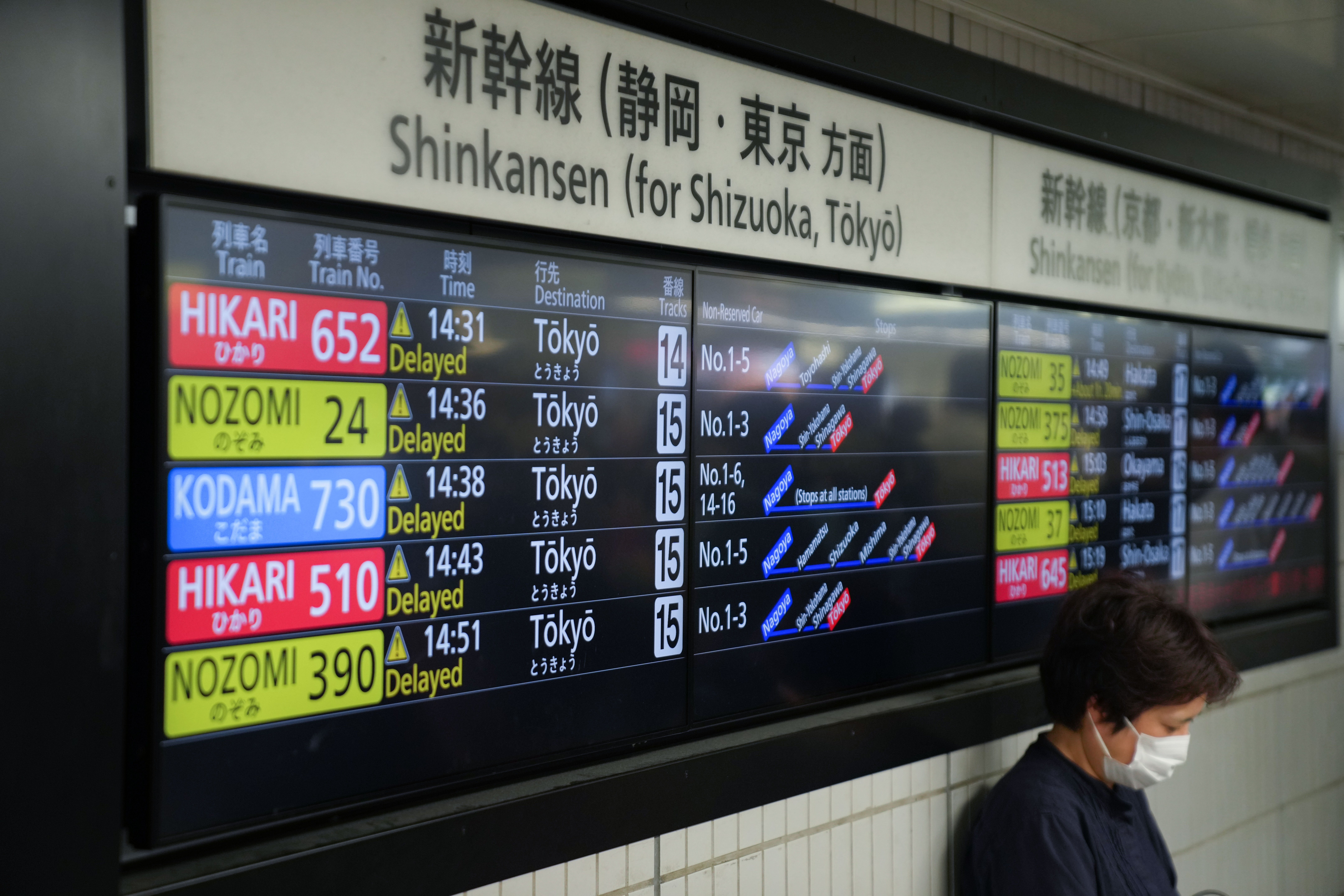 NAGOYA, Seorang penumpang menunggu kereta Shinkansen di pintu masuk transit Stasiun Nagoya di Nagoya, Jepang, pada 2 Juni 2023. Sejumlah jalur transit kereta ditutup akibat hujan badai di beberapa daerah di Jepang pada Jumat (2/6). (Xinhua/Zhang Xiaoyu)